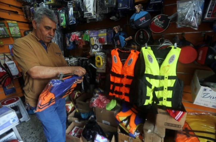 Un Irakien s'achète un gilet de sauvetage dans un magasin de sport le 13 septembre 2015 à Bagdad