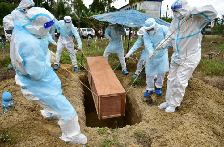 Enterrement d'une victime du Covid-19 à Ban Yakang, dans le sud de la Thaïlande, le 24 février 2022
