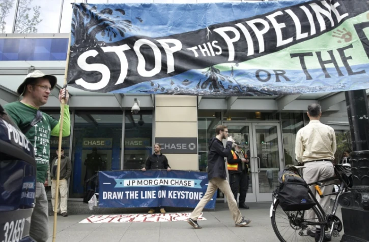 Action d'opposants à la construction de l'oléoduc géant Keystone XL, devant une agence de la Chase Bank, accusée de le soutenir, le 8 mai 2017 à Seattle