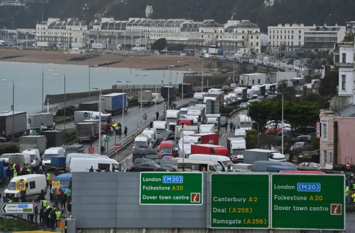 Des camions attendent d'embarquer pour la France à Douvres, dans le sud-est de l'Angleterre, le 23 décembre 2020