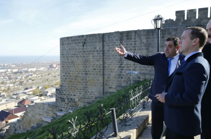 Le Premier ministre russe Dimitri Medvedev le 13 novembre 2015 sur la muraille de la forteresse de Derbent