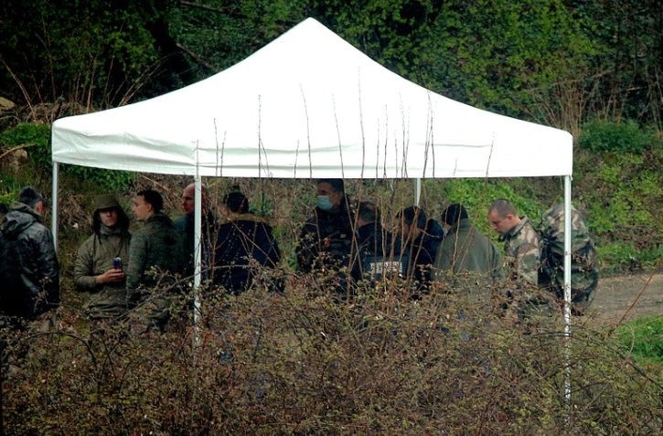Des gendarmes continuent, le 10 avril 2021 leur recherche près de la forêt de Issancourt-et-Rumel (nord-est) pour retrouver le corps de Estelle Mouzin