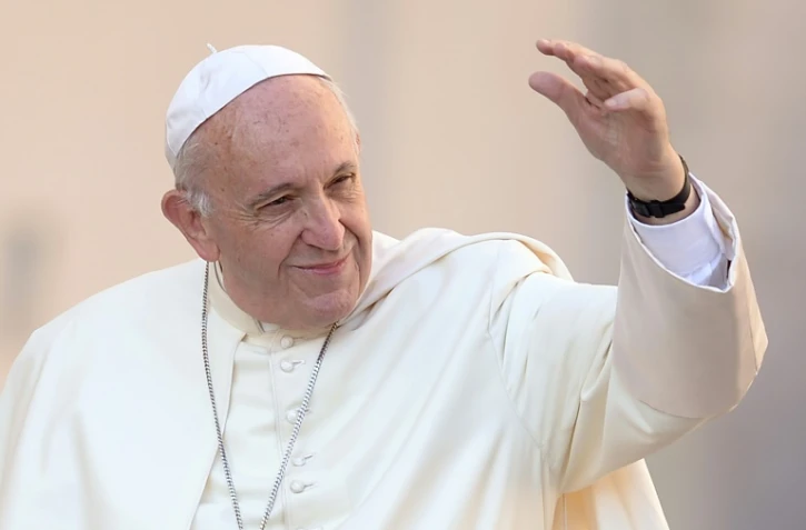 Le pape François salue la foule lors de son audience générale hebdomadaire au Varican le 4 octobre 2017 