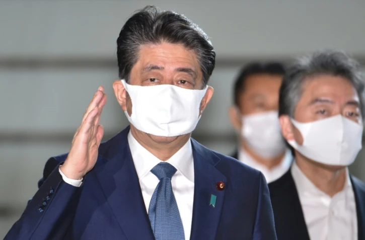 Le Premier ministre japonais Shinzo Abe (g) arrive à ses bureaux à Tokyo, le 28 août 2020