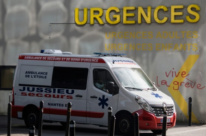 Une ambulance à l'entrée du service des urgences du centre hospitalier de Nantes le 27 août 2019