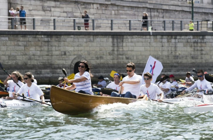 La maire de Paris Anne Hidalgo (g) et Tony Estanguet, coprésident du comité de candidature Paris 2024, le 23 juin 2017 sur la Seine à Paris