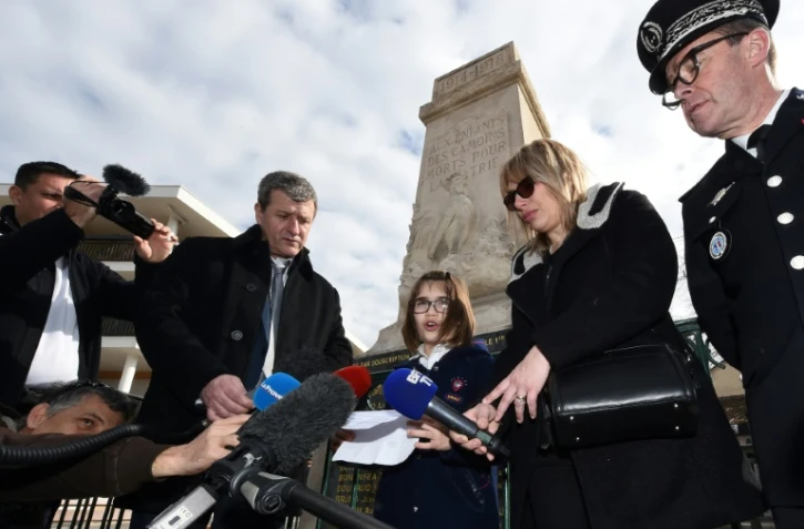 Clara Drouhot, arrière-ariière petite fille du sergent fourrier Jean Soulagnes, avec ses parents Stephane et Lydie Drouhot devant un monument aux morts à Marseille, le 23 février 2018