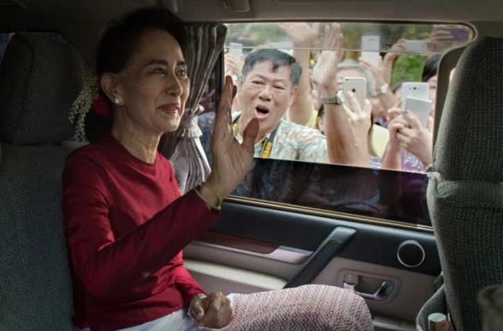 Aung San Suu Kyi en route pour le bureau de vote le 8 novembre 2015 à Rangoun