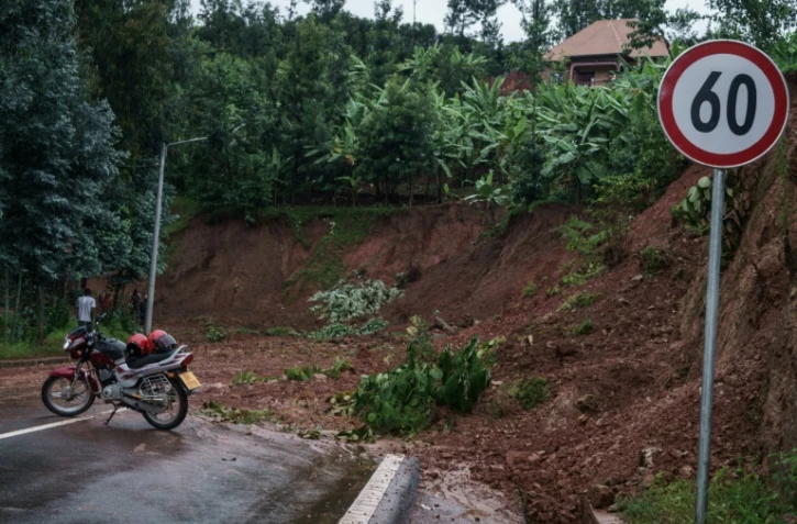 Glissement de terrain sur une route après de fortes pluies, le 3 mai 2023 à Mushubati, au Rwanda