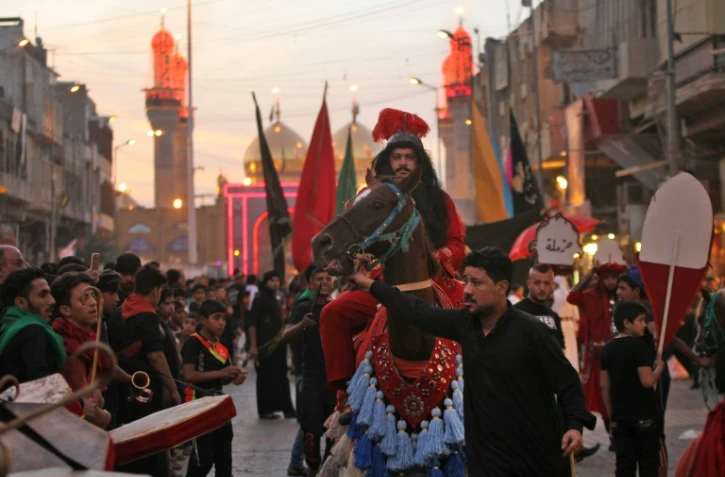 Des fidèles musulmans rejouent la bataille de Karbala lors de la grande fête de l'Achoura, le 11 octobre 2016 dans un quartier chiite de Bagdad