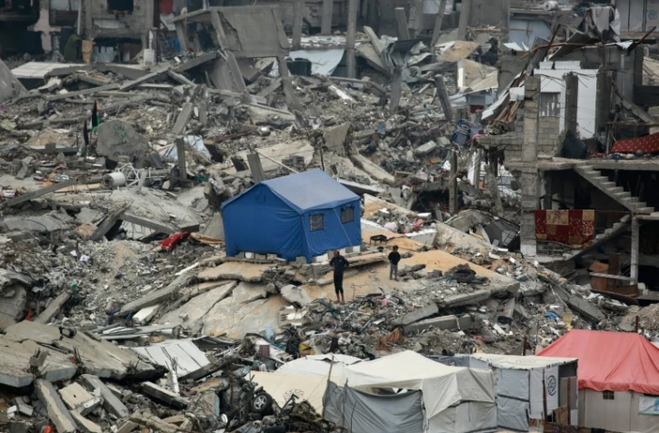 Une tente dressée au milieu des ruines, dans la camp palestinien de Jabaliya, dans la bande de Gaza, le 8 avril 2025