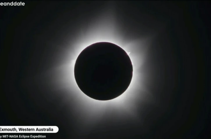 Capture d'écran du 20 avril 2023 à partir de séquences vidéo de l'observatoire de Perth montrant une éclipse solaire totale à Exmouth, en Australie-Occidentale