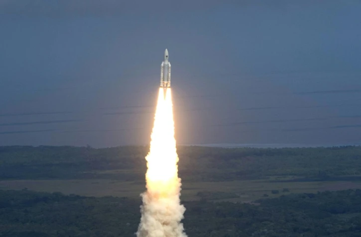 La fusée Ariane 5 décolle avec des satellites européens Galileo, le 17 novembre 2016 à Kourou, en Guyane française
