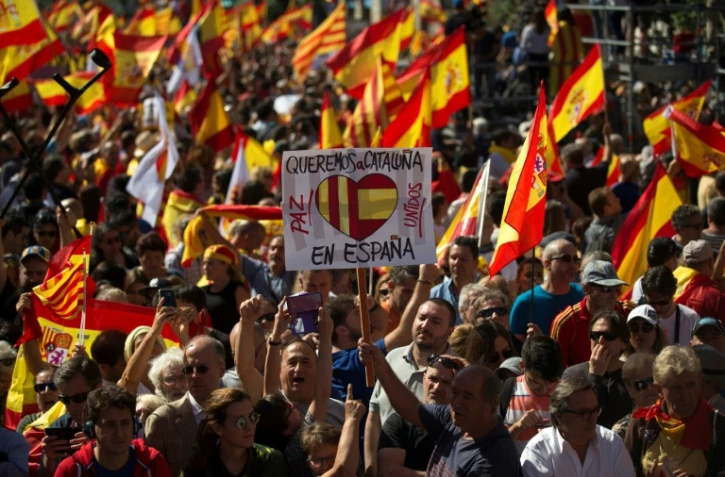 Des manifestants contre l'indépendance de la Catalogne rassemblés à Barcelone, le 8 octobre 2017