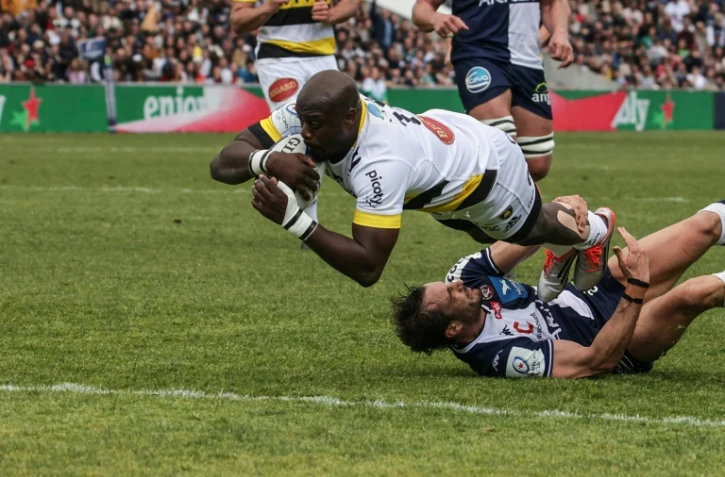L'ailier sud-africain de La Rochelle Raymond Rhule marque le 1er essai contre Bordeaux-Bègles, lors du 8e de finale aller de la Coupe d'Europe, le 9 avril 2022 au Stade Chaban-Delmas