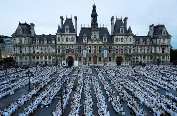 8.000 personnes selon les organisateurs ont participé au "Dîner en Blanc" sur la place de l'Hôtel de ville à Paris, le 8 juin 2017