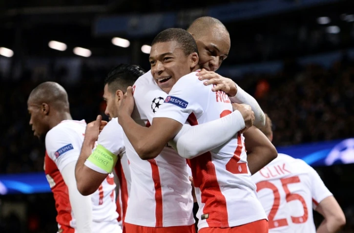 L'attaquant de Monaco Kylian Mbappe (d) est congratulé par ses équipiers après son but face à Manchester City en Ligue des champions, le 21 février 2017 à Manchester