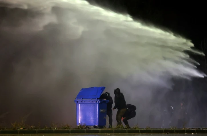 Des policiers anti-émeute utilisent des gaz lacrymogènes et des canons à eau pour disperser des manifestants protestant contre l'arrestation du maire d'Istanbul, le 20 mars 2025 à Ankara, en Turquie