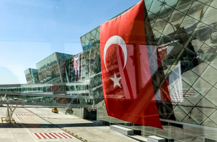 Un drapeau turc géant sur la façade du nouveau terminal de l'aéroport d'Ercan, dans la périphérie de Nicosie, le 21 juillet 2023 en République turque de Chypre-Nord (RTCN)