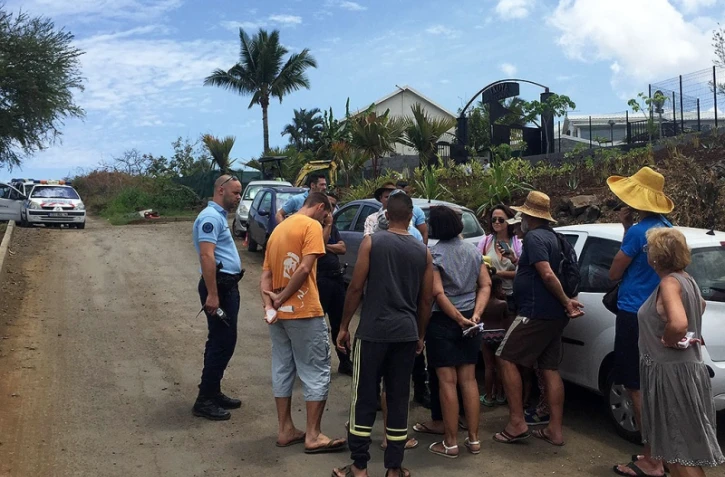 barrage devant l\'hôtel Akoya