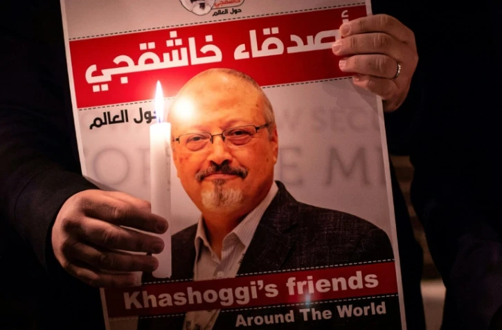 Un manifestant tient un portrait du journaliste saoudien Jamal Khashoggi et une bougie à sa mémoire, devant le consulat saoudien à Istanbul le 25 octobre 2018