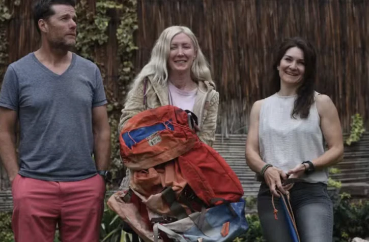 Azul Vieiro (au centre) le 28 février 2025 à Mendoza en Argentine, avec les alpinistes Gabriela Cavallaro (à droite) et Juan Schiappa (à gauche) qui ont participé à l’expédition pour récupérer le sac à dos de Guillermo Vieiro.