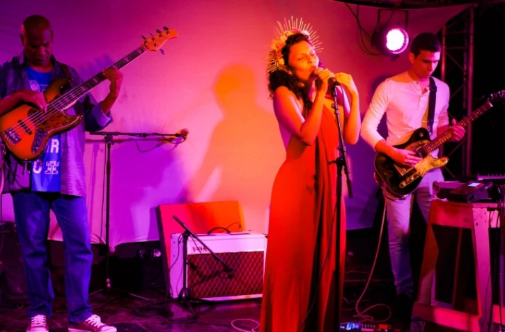 OMA, MÙ, Bisik, musique, concert