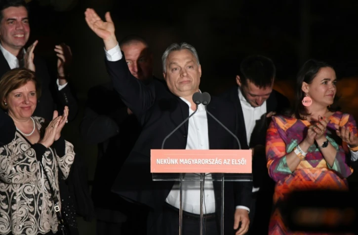 Le Premier ministre hongrois Viktor Orban (c) célèbre la victoire de son parti aux élections législatives, le 8 avril 2018 à Budapest