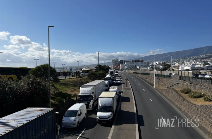 Route du littoral : un fourgon percute un camion, près de 10km d'embouteillages dans le sens nord-ouest [?]