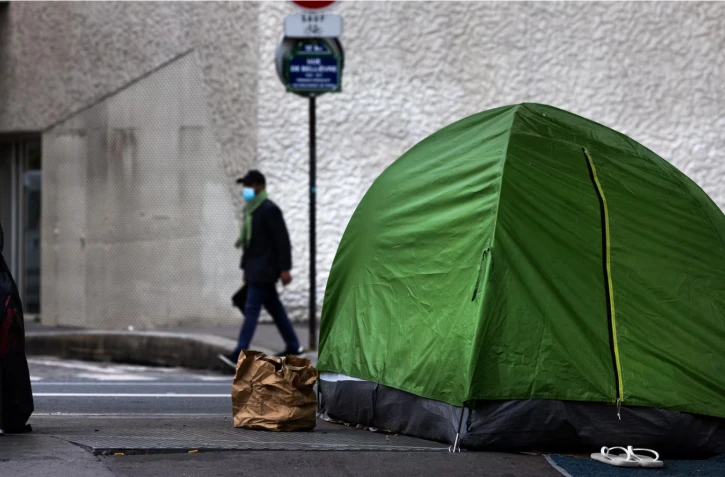 Une tente d'une personne sans abri dans les rues de Paris, le 21 avril 2025. (JOEL SAGET / AFP)