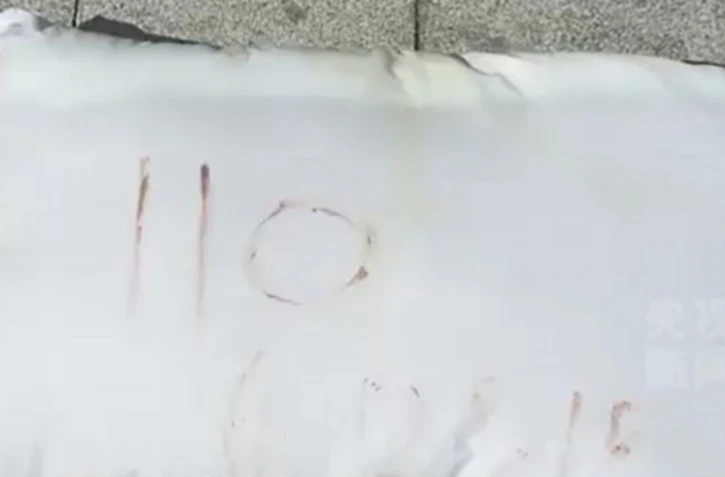 Grâce à un code écrit avec du sang sur un oreiller, un livreur sauve une femme enfermée dans une chambre