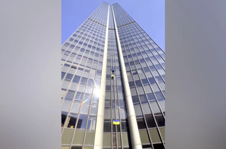 Deux grimpeurs escaladent la tour Montparnasse "pour aider les Ukrainiens" 
