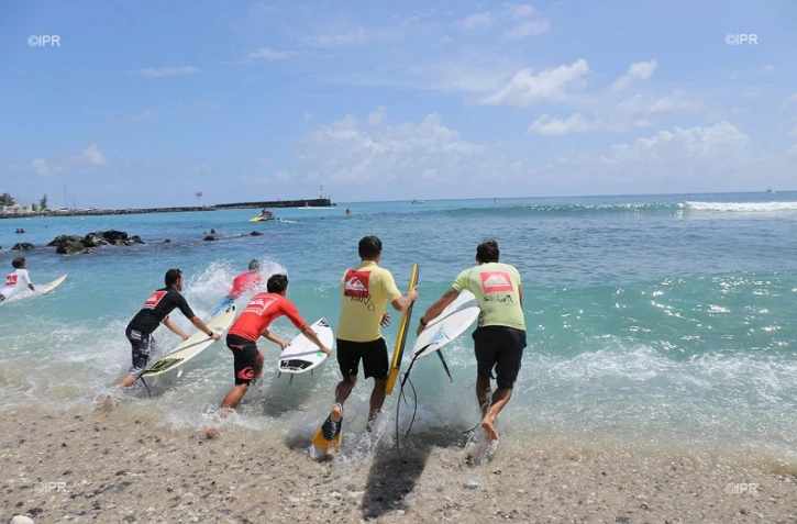 1ère compétition de surf aux Roches Noires 