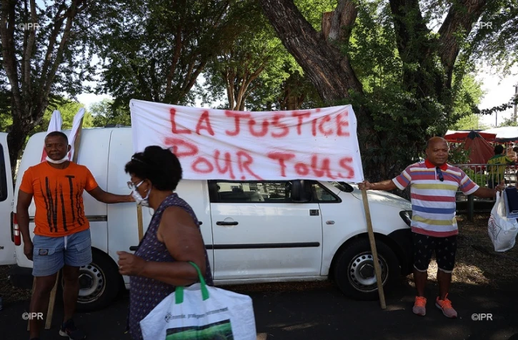 Les forains non-alimentaires protestent l'interdiction de vente,