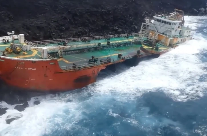 Tresta Star : la coque du bateau complètement éventrée 