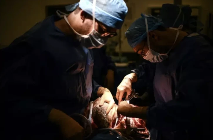 Des chirurgiens de l'hôpital Foch à Suresnes, dans les Hauts-de-Seine, prélèvent les poumons d'un patient décédé en vue d'une future transplantation, le 9 décembre 2022 ( AFP / Christophe ARCHAMBAULT )