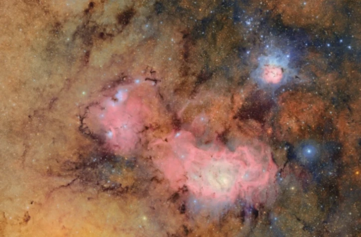 Image non-datée prise par l'observatoire Vera Rubin publiée le 20 juin par le NSF et le DOE de la nébuleuse trifide et de la lagune ( NSF-DOE Vera C. Rubin Observatory / HANDOUT )