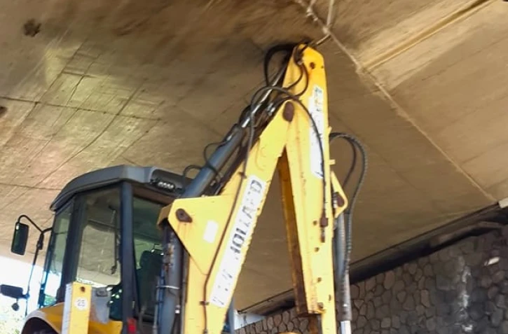 Saint-Denis : le tractopelle coincé sous le pont du Chaudron a pu être dégagé