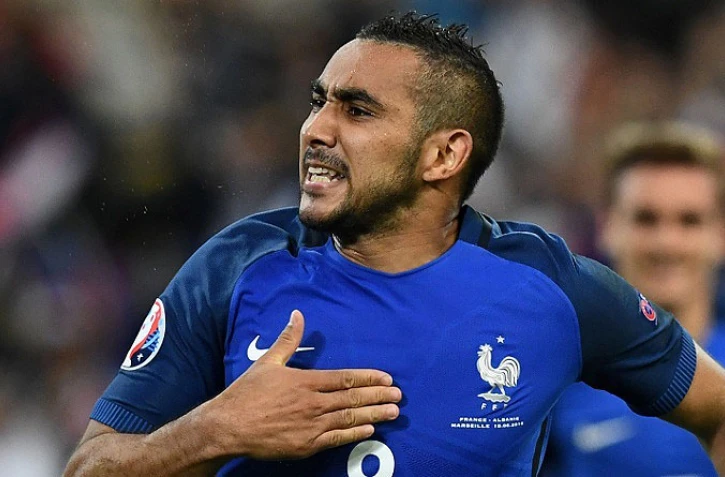 L\'attaquant Dimitri Payet exulte après avoir inscrit le but de la victoire pour la France face à la Roumanie lors de l\'Euro au Stade de France, le 10 juin 2016 