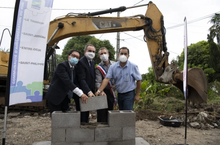 Casud : pose de la première pierre de la future gare routière de Saint-Philippe