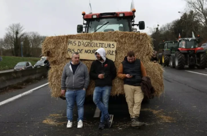 Manifestation d'agriculteurs à Chilly-Mazarin, dans l'Essonne, sur l'A6, le 1er février 2024 ( AFP / Emmanuel Dunand )