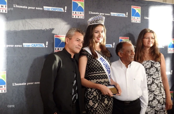 Miss Réunion 2016 reçoit la médialle de la ville de Saint-Denis