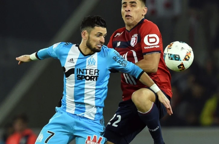 Rémy Cabella, marqué par Junior Alonso, et Marseille ont buté sur le bloc de Lille au stade Pierre-Mauroy, le 17 mars 2017