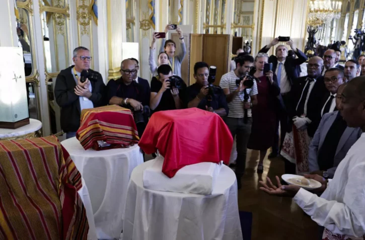  Un homme bénit trois crânes lors d'une cérémonie pour leur restitution à Madagascar, au ministère de la Culture à Paris, le 26 août 2025 © STEPHANE DE SAKUTIN / AFP 