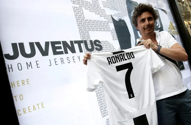 Un supporter pose avec le maillot de Cristiano Ronaldo transféré du Real Madrid à la Juventus, le 10 juillet 2018 à Turin 