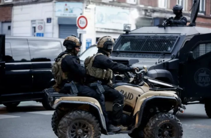 Des membres du RAID en patrouille à Lille, le 30 juin 2023 dans le Nord ( AFP / KENZO TRIBOUILLARD )