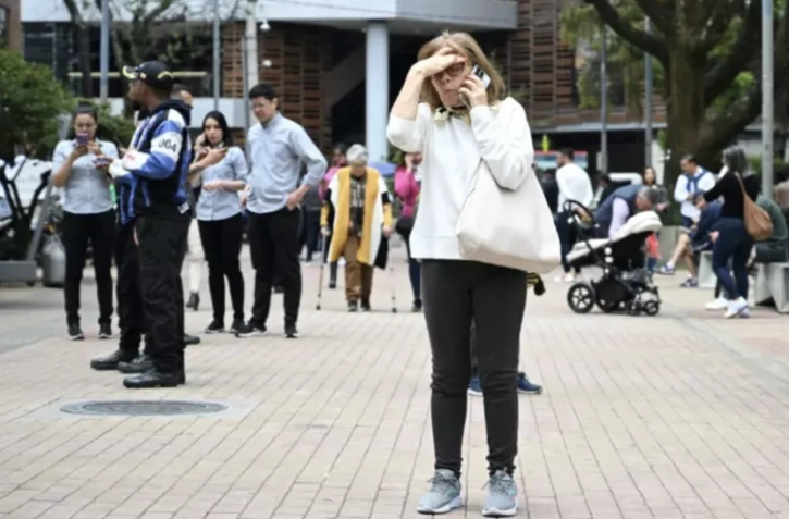 Une femme au téléphone après un séisme à Bogota, le 17 août 2023 ( AFP / Raul ARBOLEDA )