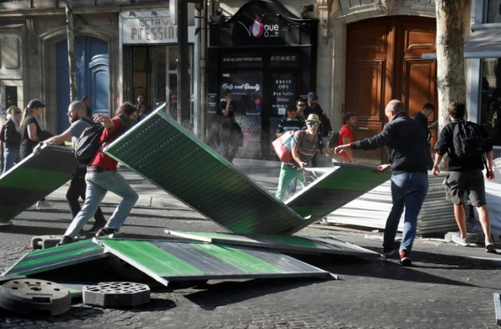 Des forces de l'ordre bloquent une rue à Paris le 21 septembre 2019 avant des rassemblements de Gilets jaunes