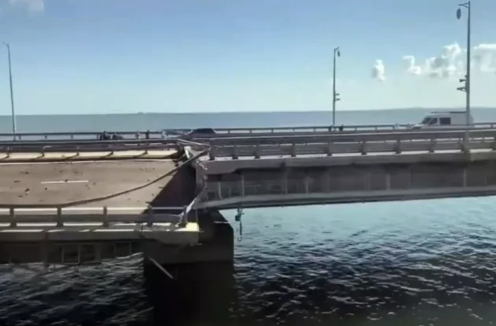 Image tirée d'une vidéo de la chaîne de télévision publique Crimée-24 montrant le pont de Crimée endommagé après une attaque de drones navals par les forces ukrainiennes, le 17 juillet 2023 ( Crimée-24 / - )