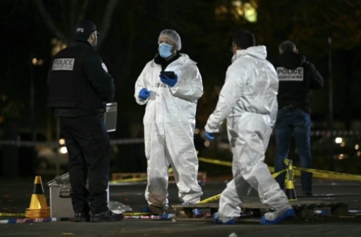 Des policiers sur le site de l'attaque à l'arme blanche à Mulhouse, le 22 février 2025 ( AFP / SEBASTIEN BOZON )